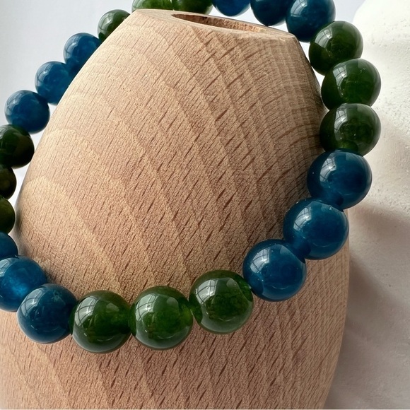 Green and Blue Jade Beaded Stretch Bracelet - Picture 3 of 15